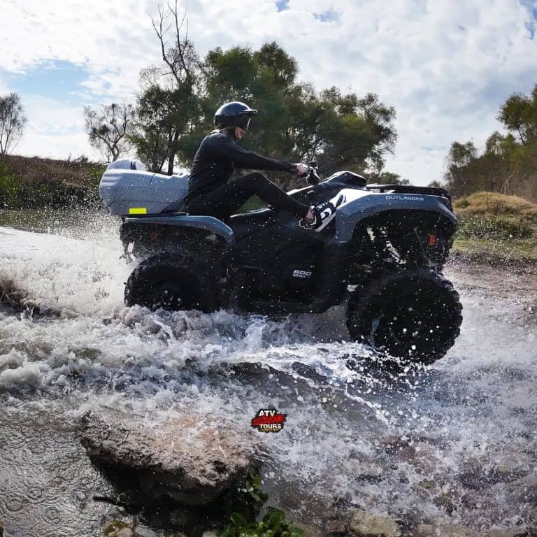 Cuatrimoto cruzando un arroyo en un recorrido por los alrededores de San Miguel de Allende.