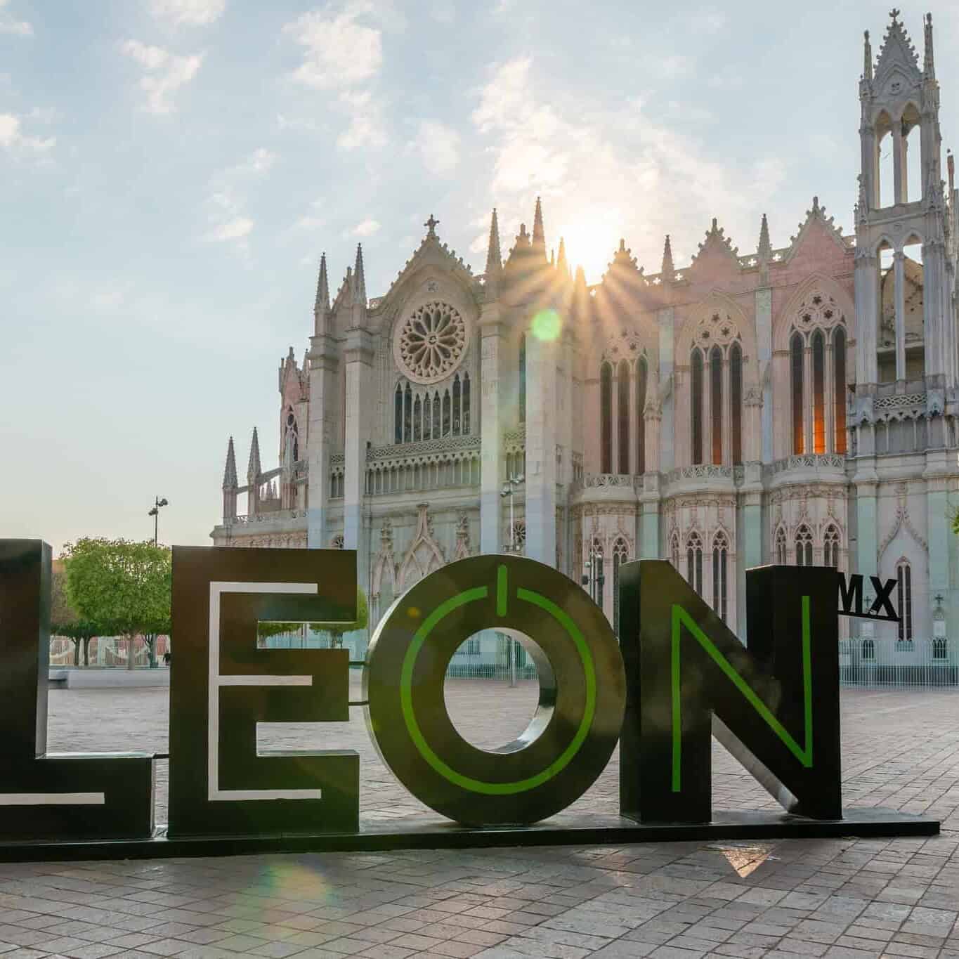Templo Expiatorio de Le&oacute;n con las letras monumentales de LE&Oacute;N al atardecer.