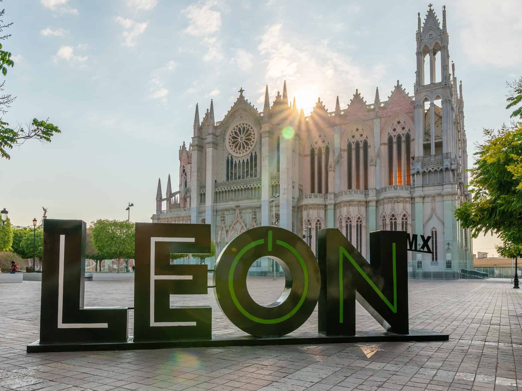 Templo Expiatorio de León con las letras monumentales de LEÓN al atardecer.