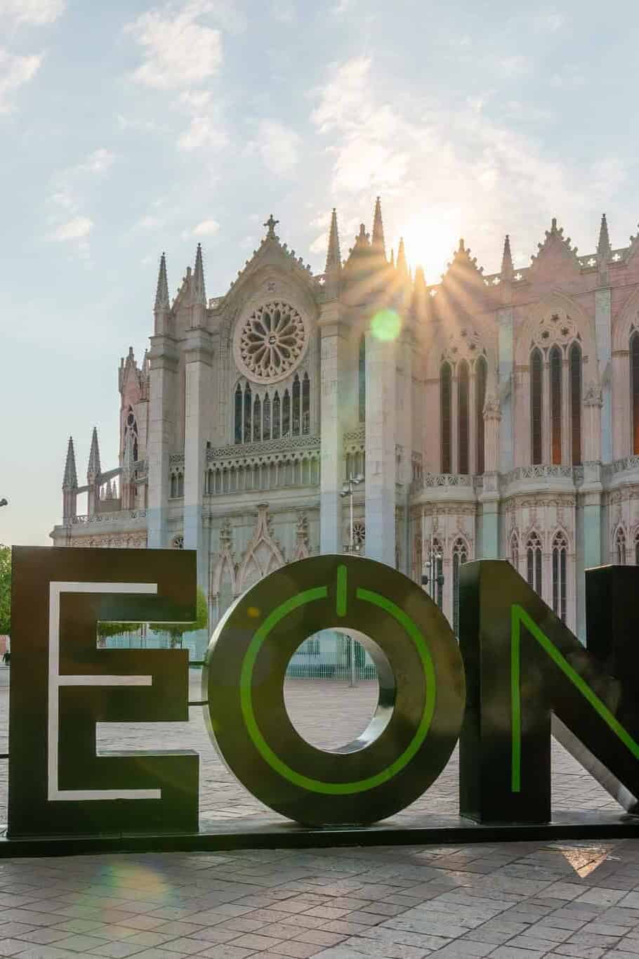Templo Expiatorio de León con las letras monumentales de LEÓN al atardecer.