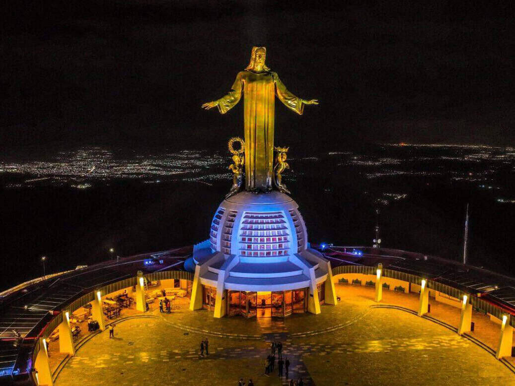 Monumento a Cristo Rey iluminado de noche en la cima del Cerro del Cubilete, Silao, Guanajuato.