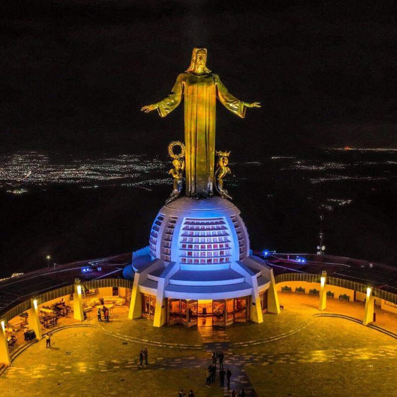 Monumento a Cristo Rey iluminado de noche en la cima del Cerro del Cubilete, Silao, Guanajuato.