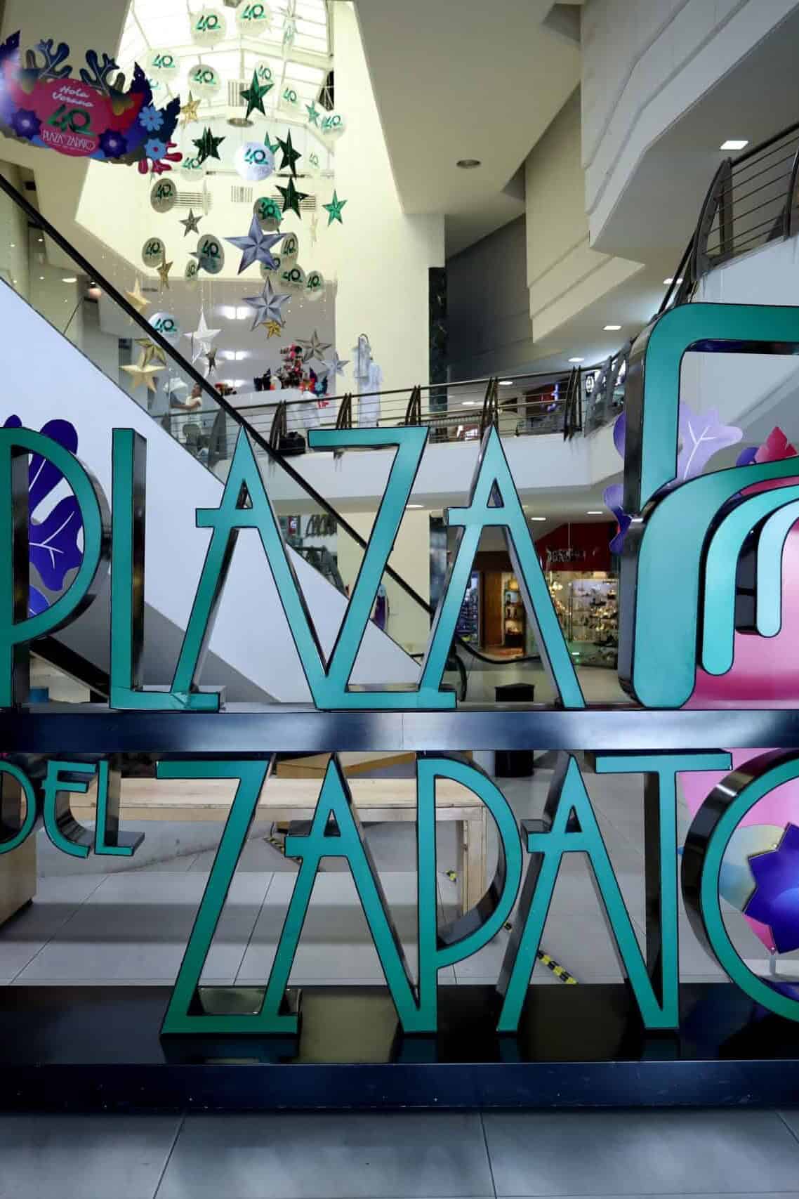 Letras de la Plaza del Zapato en su interior, León.