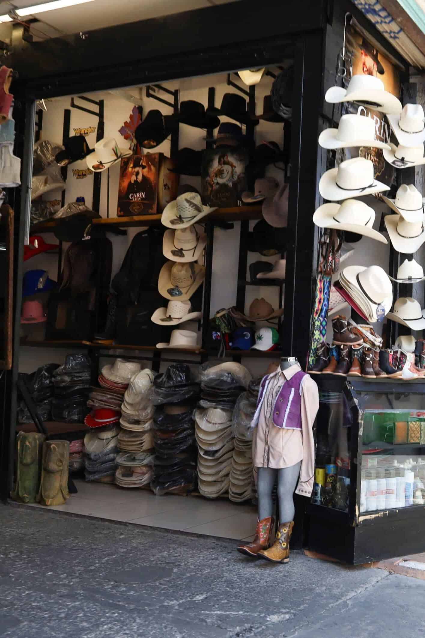 Tienda de sombreros, botas y artículos de piel en la zona piel de León.