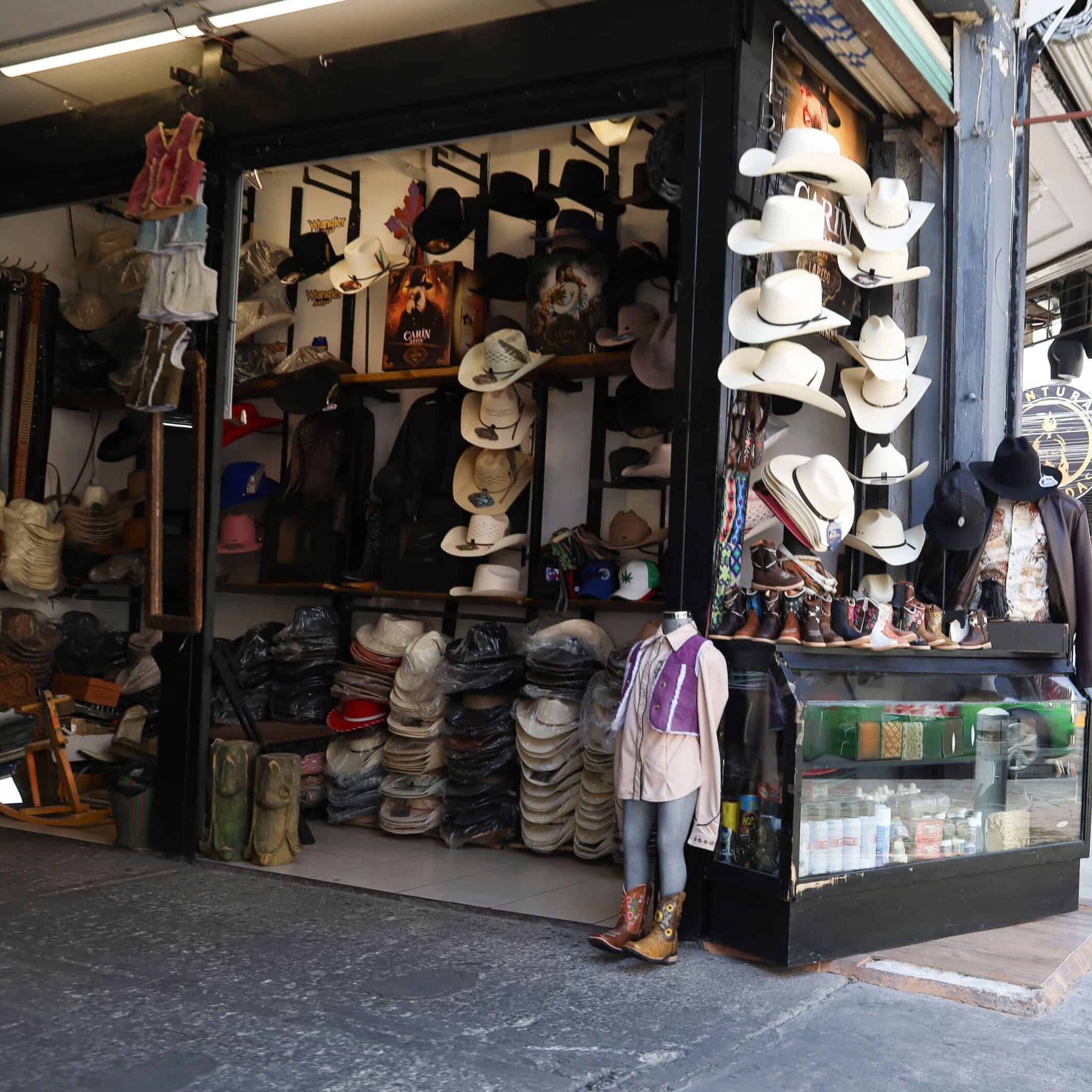 Tienda de sombreros, botas y art&iacute;culos de piel en la zona piel de Le&oacute;n.