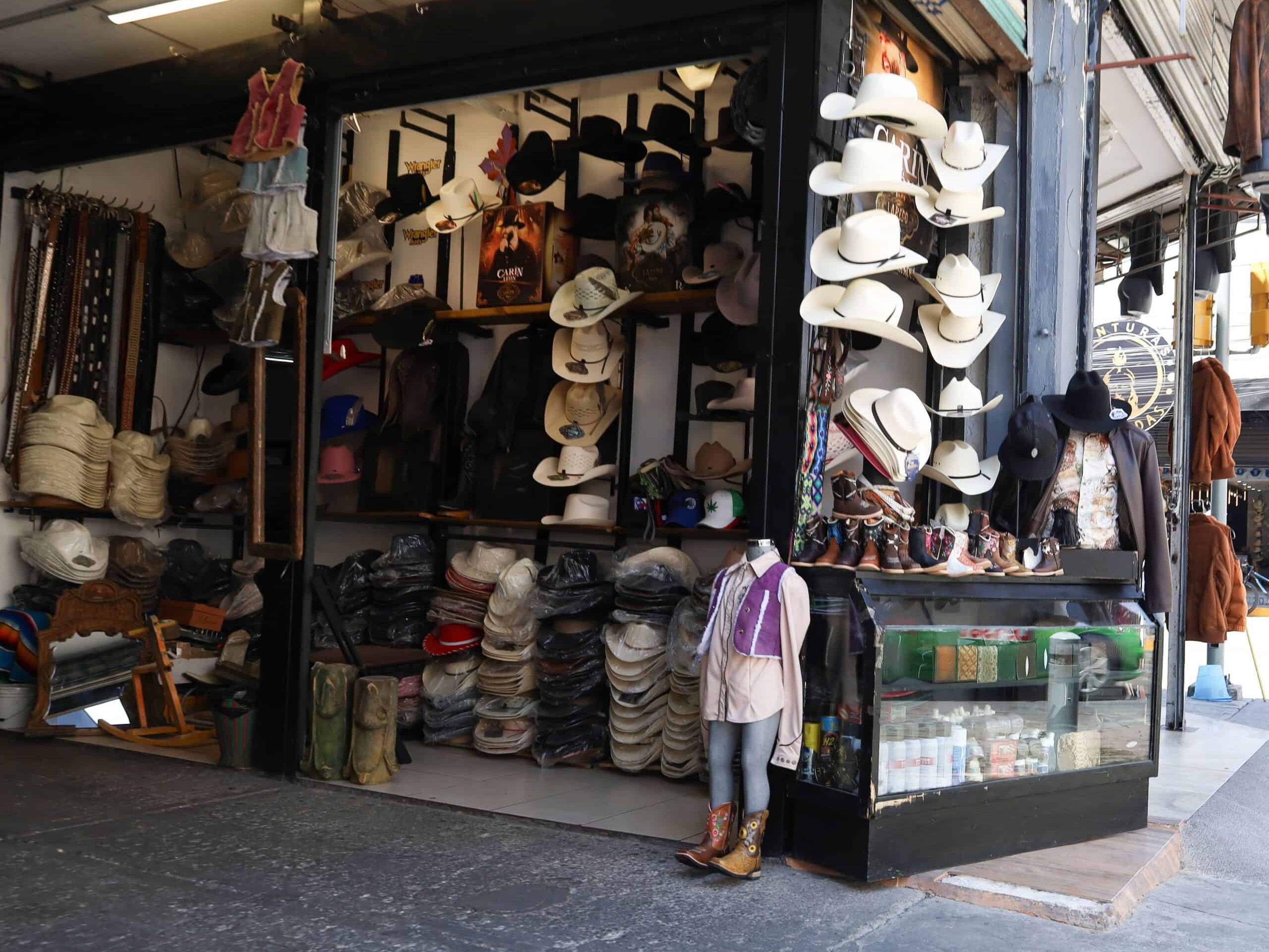 Tienda de sombreros, botas y artículos de piel en la zona piel de León.
