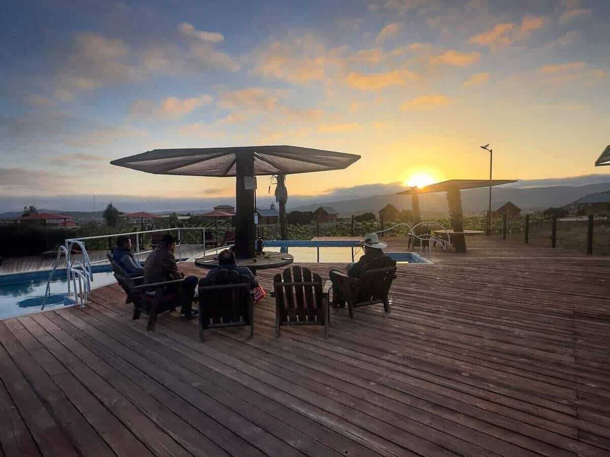 Terraza con alberca al atardecer en San Miguel Parque de Aventura.