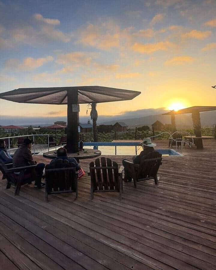 Terraza con alberca al atardecer en San Miguel Parque de Aventura.
