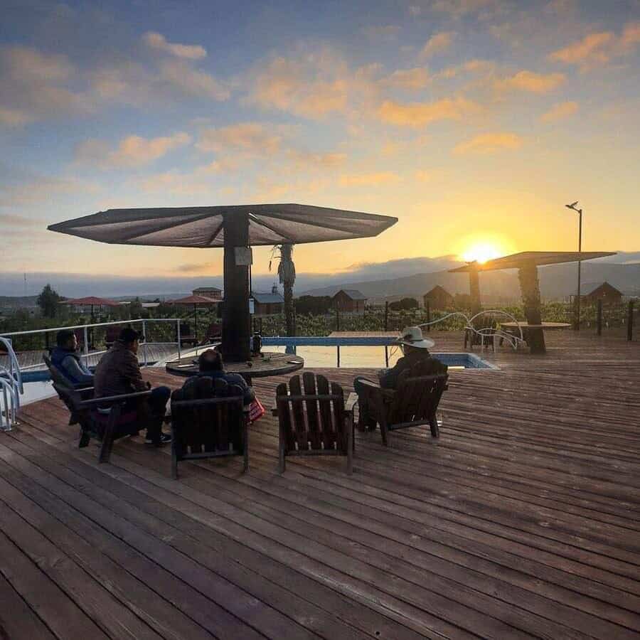 Terraza con alberca al atardecer en San Miguel Parque de Aventura.