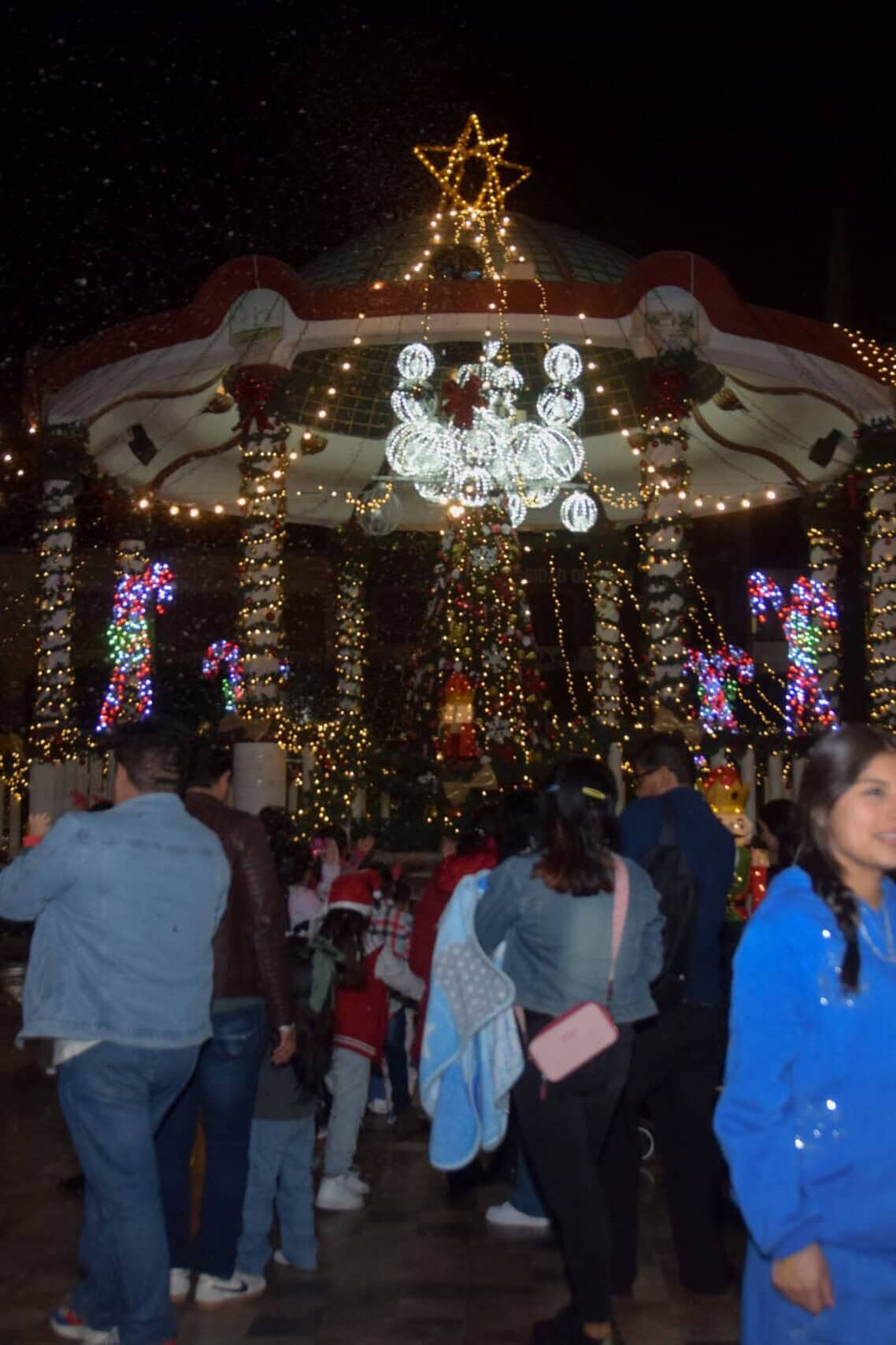 Decoración de Navidad en Guanajuato, festivo ambiente y luces en una noche especial.