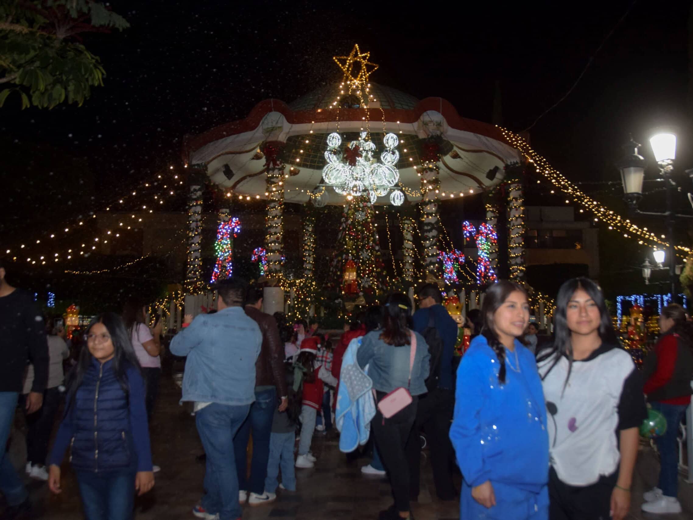 Decoración de Navidad en Guanajuato, festivo ambiente y luces en una noche especial.