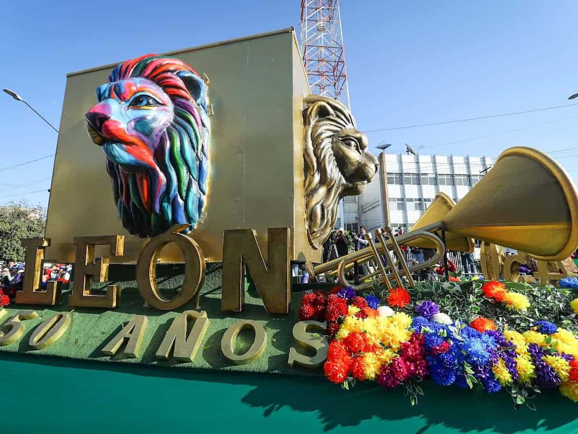 Rey de la celebración del aniversario de León con león y trompeta en un desfile en Guanajuato, Méxic.