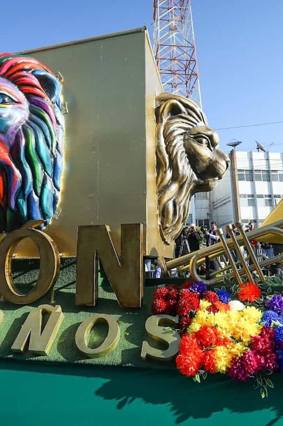 Rey de la celebración del aniversario de León con león y trompeta en un desfile en Guanajuato, Méxic.