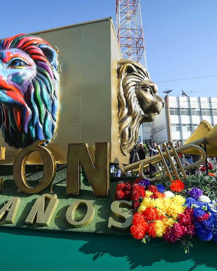 Rey de la celebración del aniversario de León con león y trompeta en un desfile en Guanajuato, Méxic.