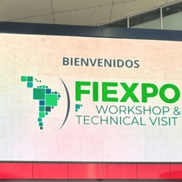 Pantalla digital en Guanajuato promocionando Fiexpo, evento de turismo y negocios en México.