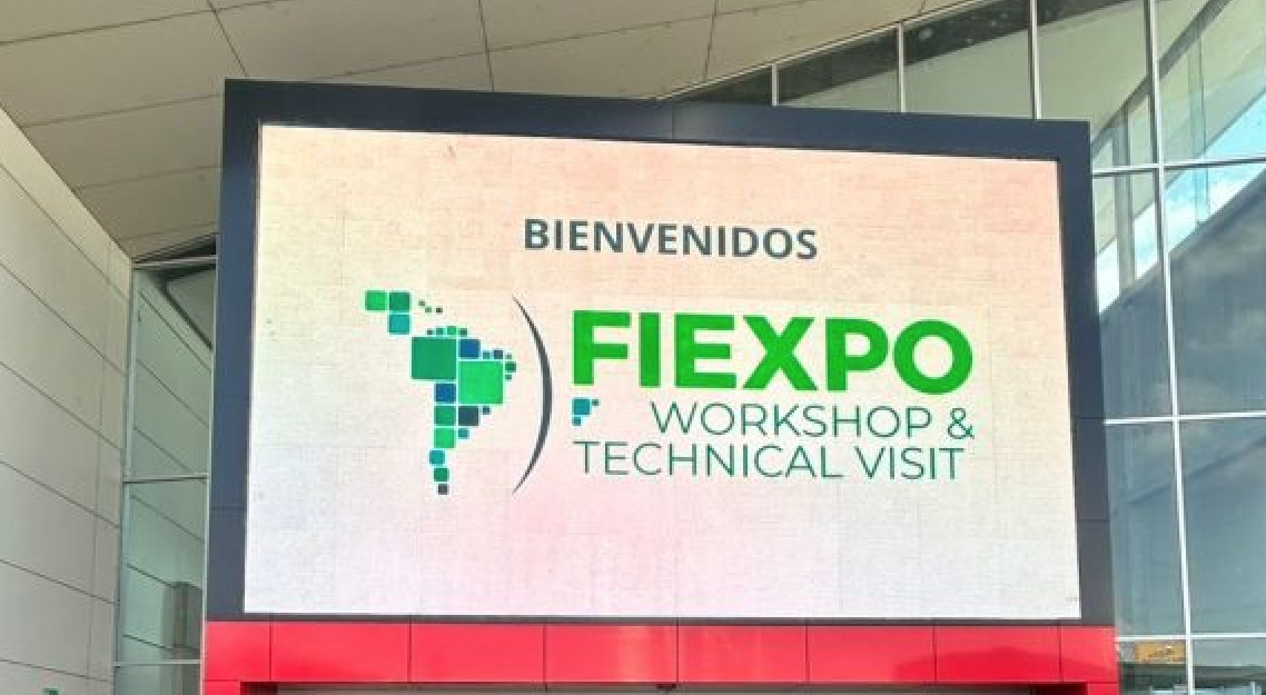 Pantalla digital en Guanajuato promocionando Fiexpo, evento de turismo y negocios en México.