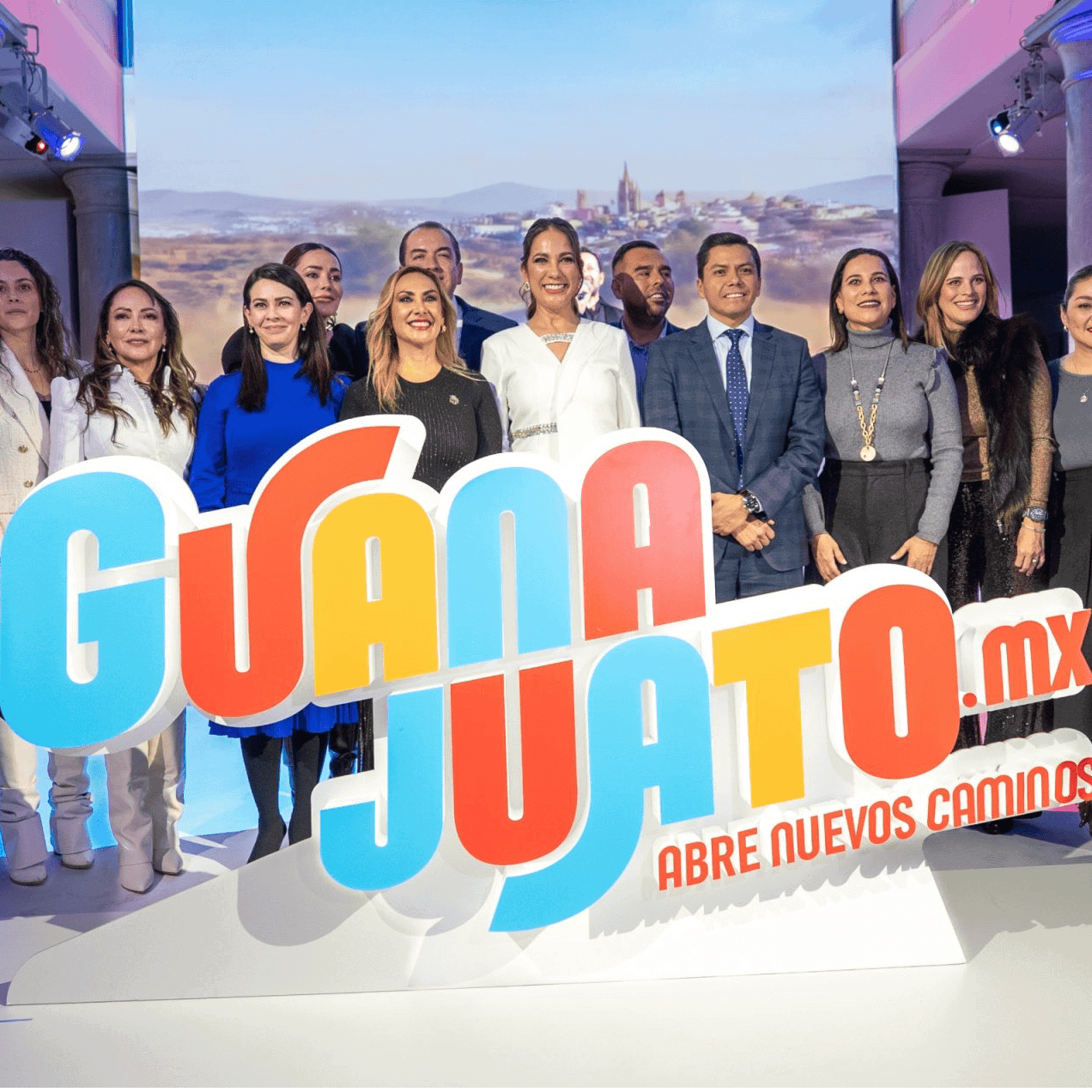 Autoridades en evento turístico de Guanajuato, promoviendo el destino y la cultura.