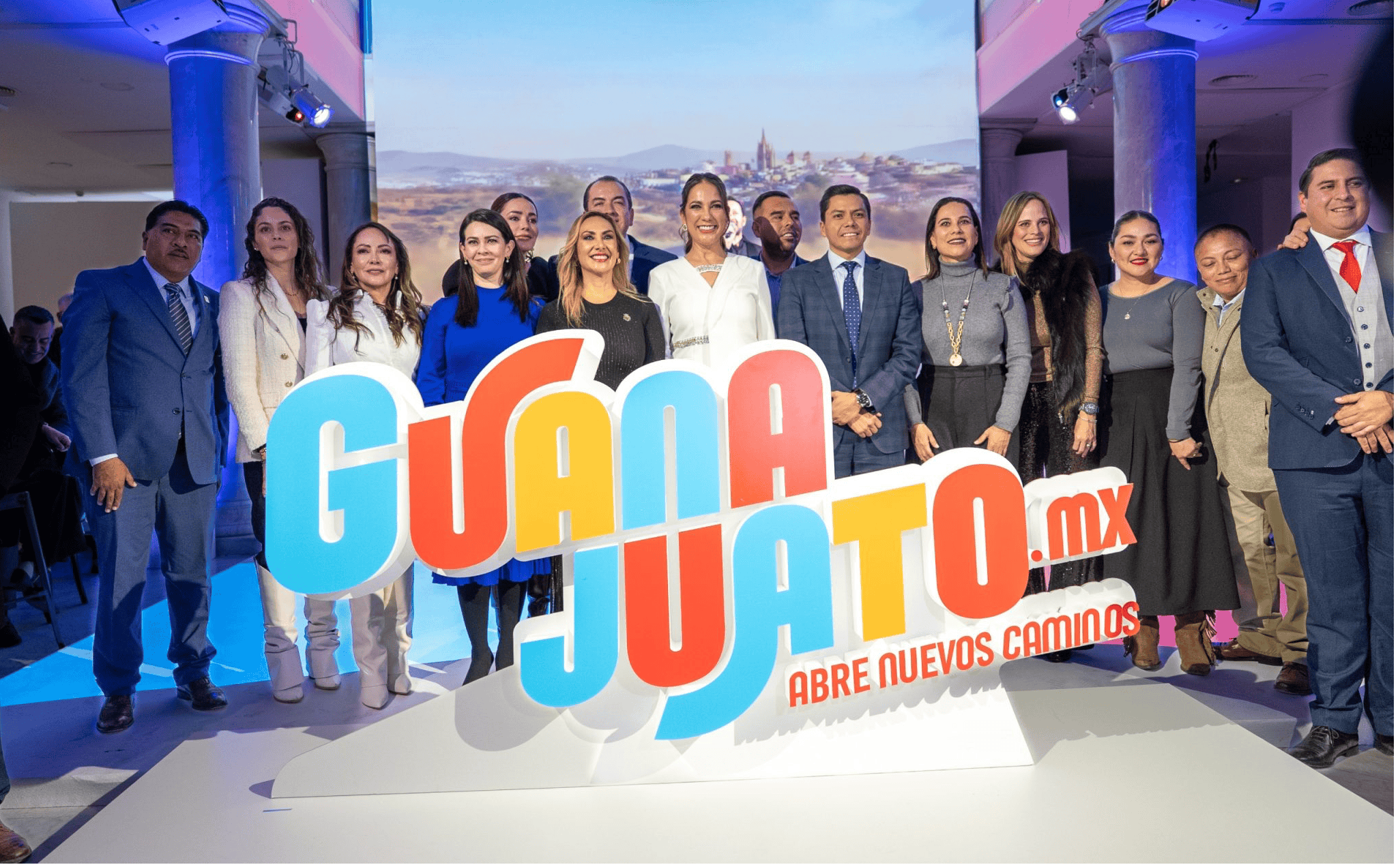 Autoridades en evento turístico de Guanajuato, promoviendo el destino y la cultura.