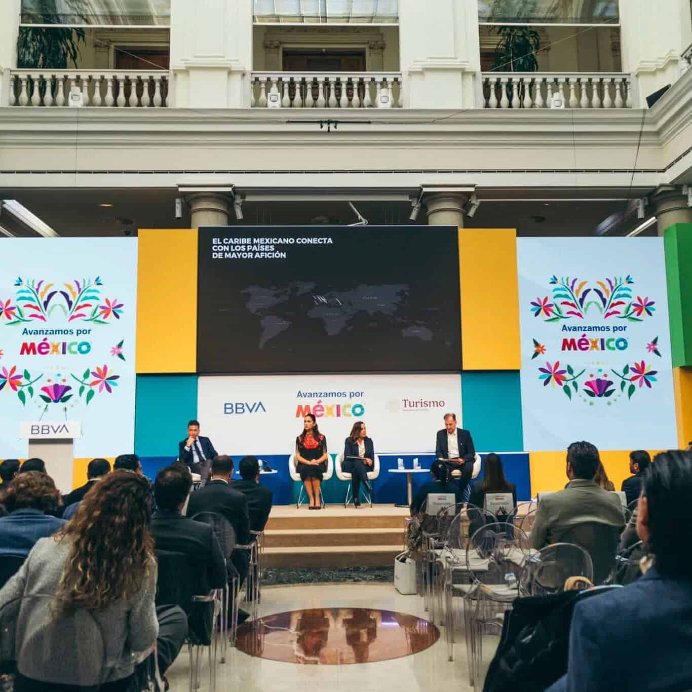 Atractivo turístico en México, evento oficial promoviendo destinos y cultura en edificio colonial.