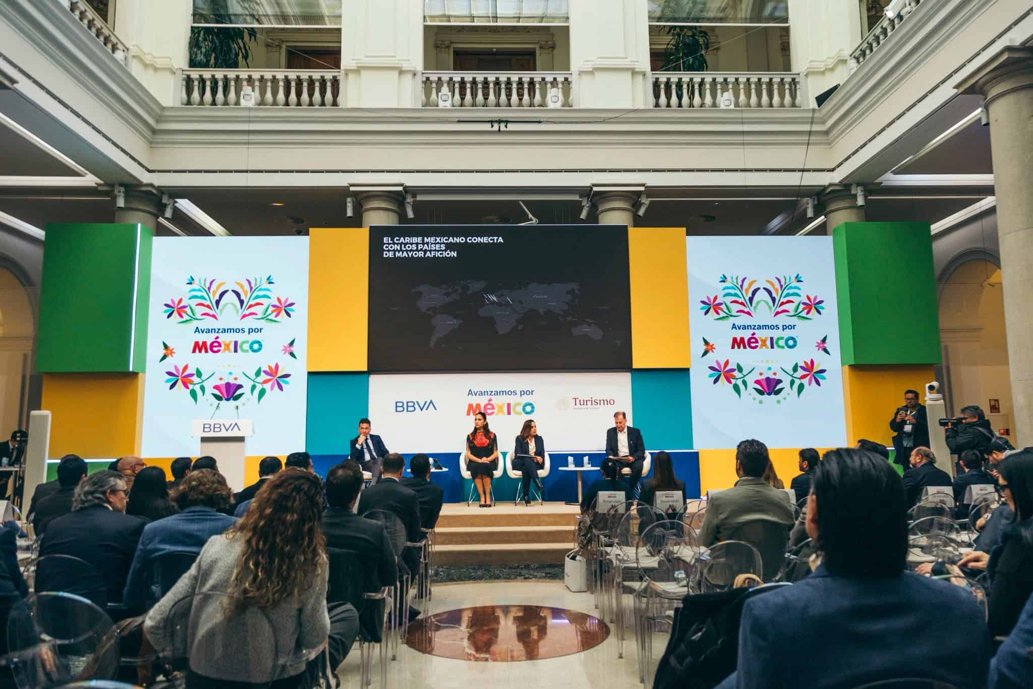Atractivo turístico en México, evento oficial promoviendo destinos y cultura en edificio colonial.