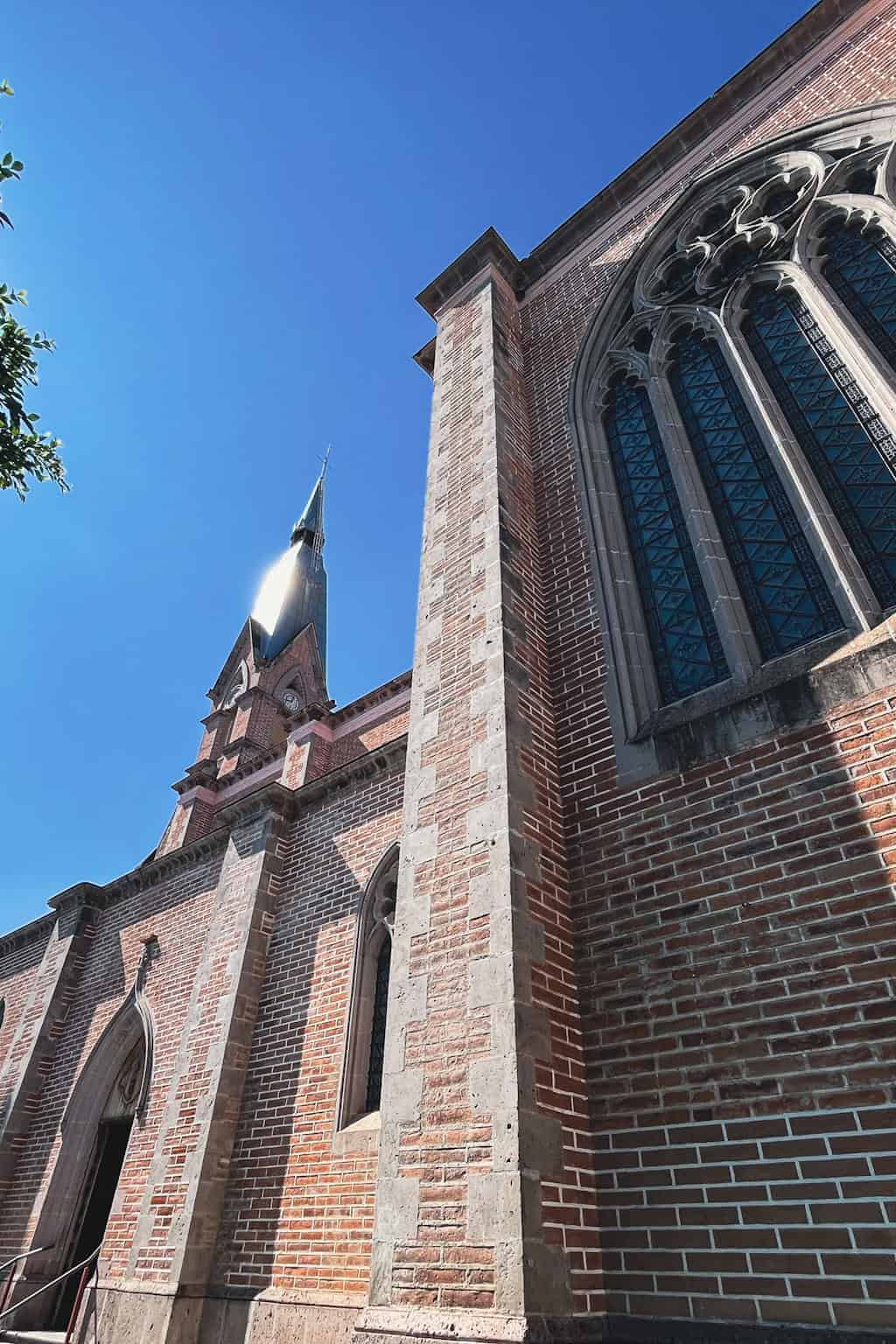 Iglesia antigua en Jalpa de Cánovas, con arquitectura colonial y vitrales.