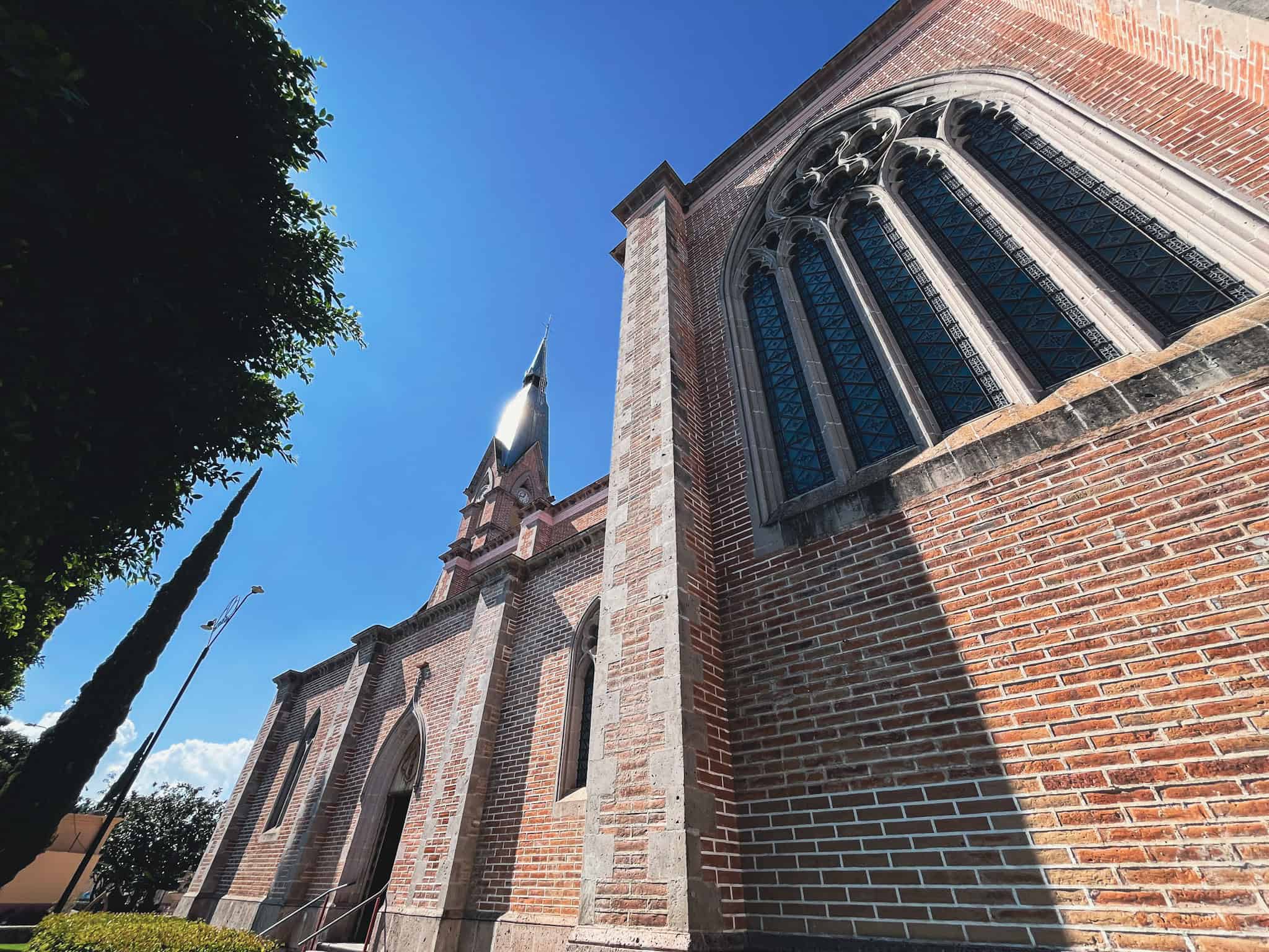 Iglesia antigua en Jalpa de Cánovas, con arquitectura colonial y vitrales.
