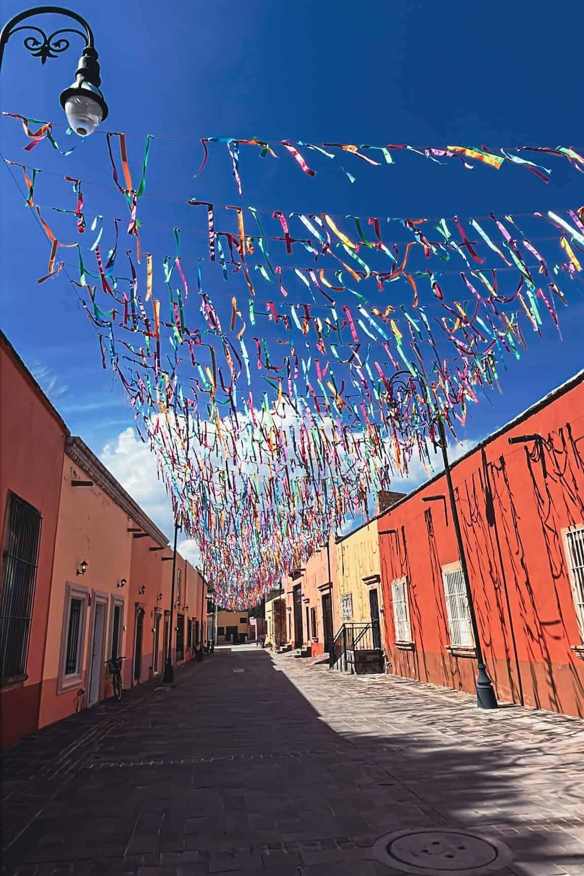 Guirnaldas coloridas decoran las calles de Jalpa de Cánovas, un Pueblo Mágico lleno de encanto y tra.