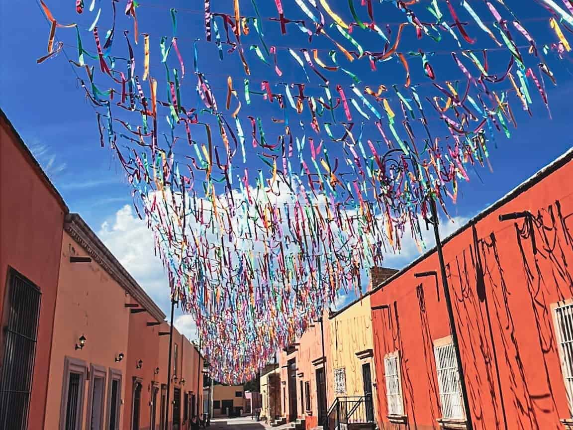 Guirnaldas coloridas decoran las calles de Jalpa de Cánovas, un Pueblo Mágico lleno de encanto y tra.