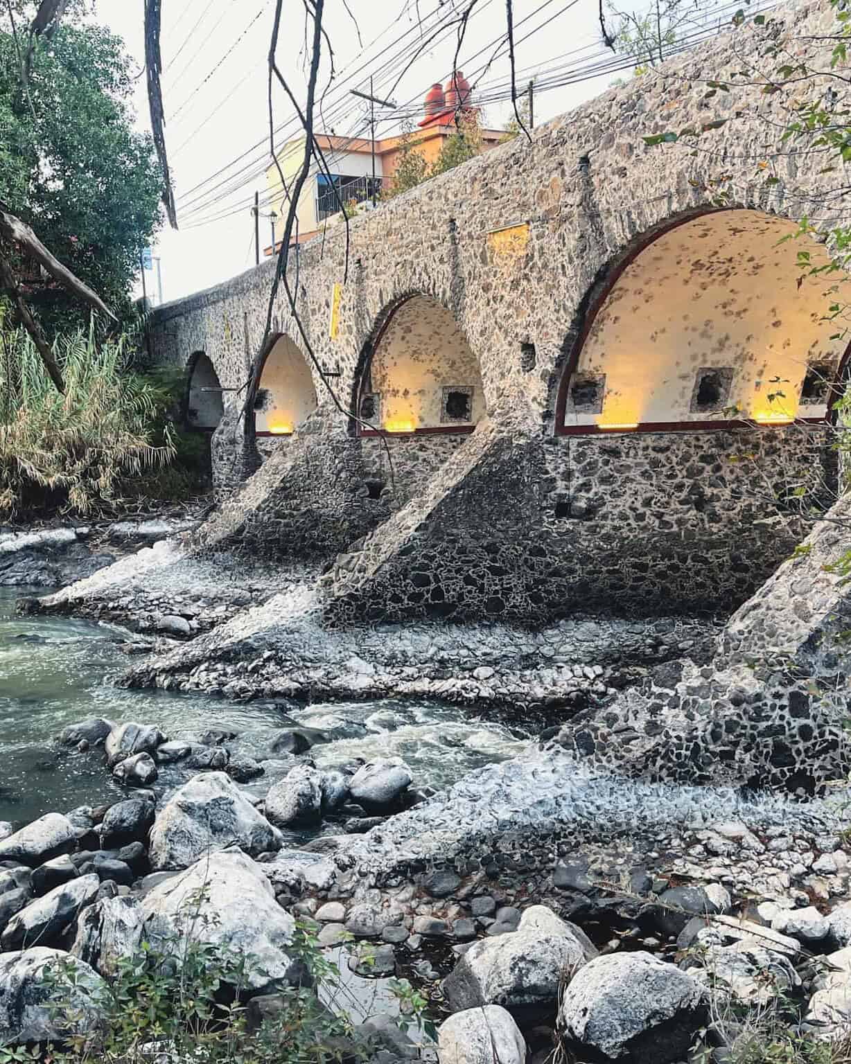 Puente de piedra en Salvatierra, Guanajuato, rodeado de naturaleza y río.