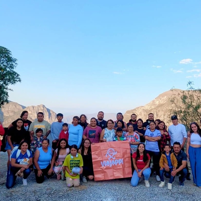 Tour group in Guanajuato, enjoying a cultural and touristic tour in a natural landscape.