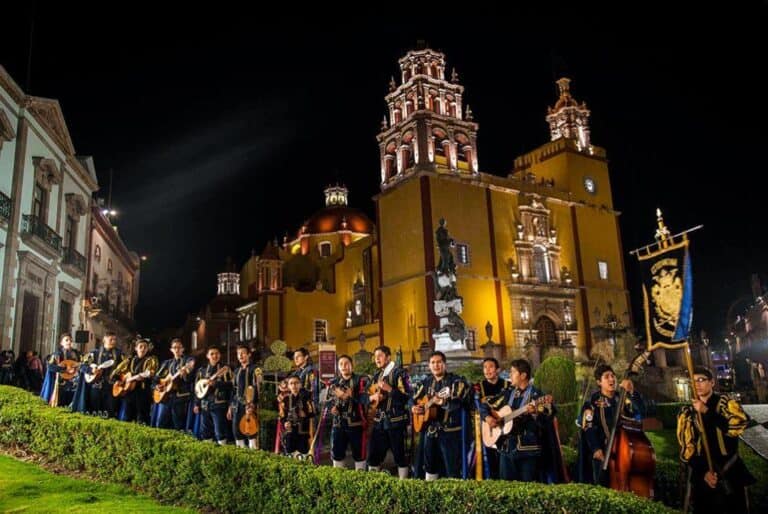 Grupo musical en la noche en la plaza principal de Guanajuato, México.