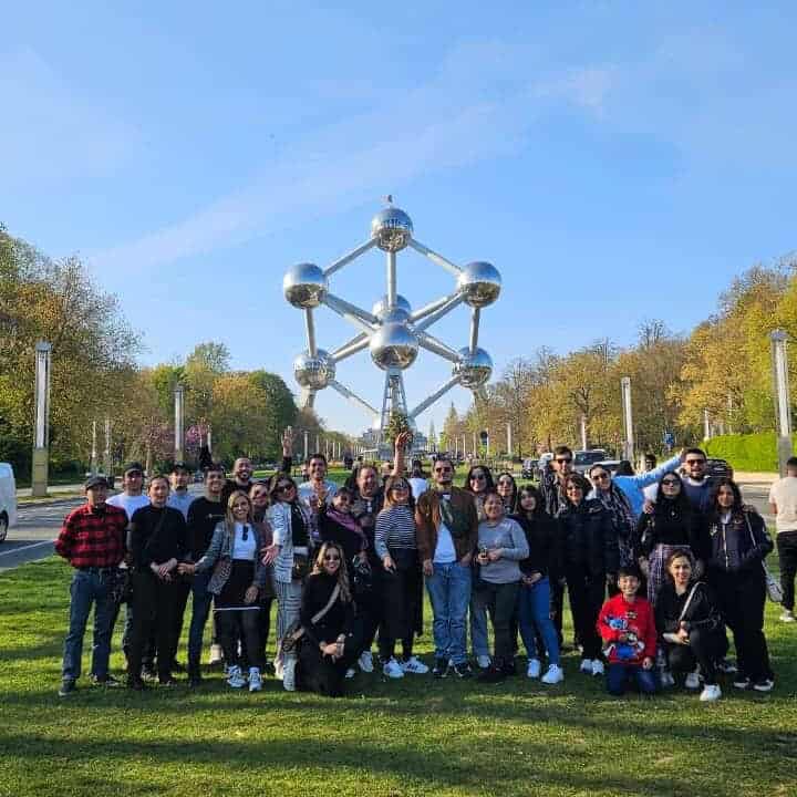 Grupo de turistas frente a la famosa escultura en Guanajuato, destino turístico destacado en México.
