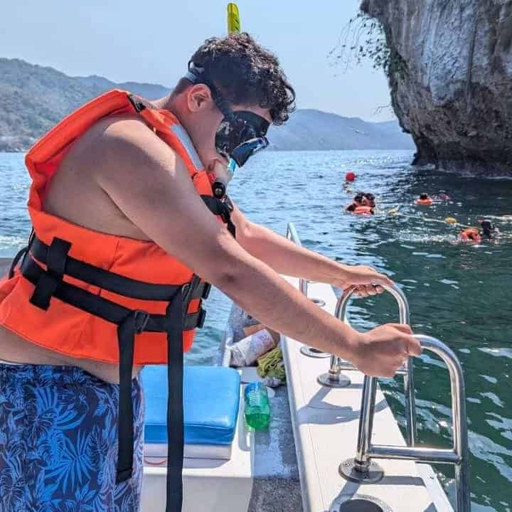 Person enjoying water activities in the Guanajuato lake, with a natural landscape and formation.