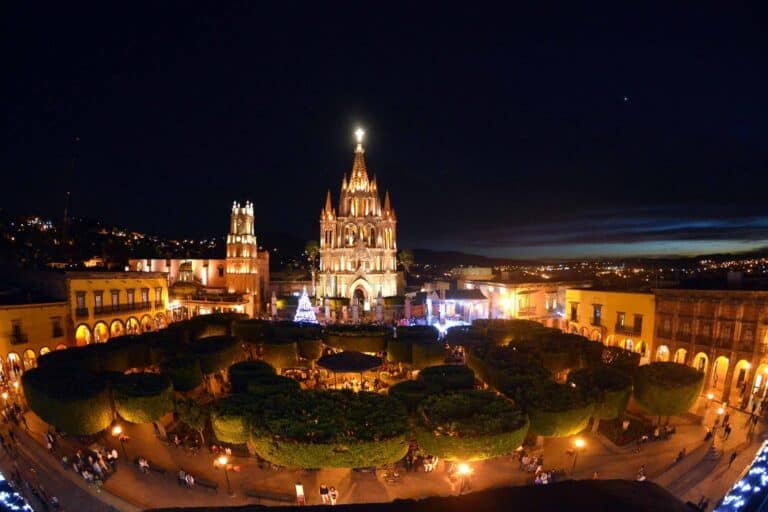 Catedral de Guanajuato iluminada en la noche, vista panorámica.