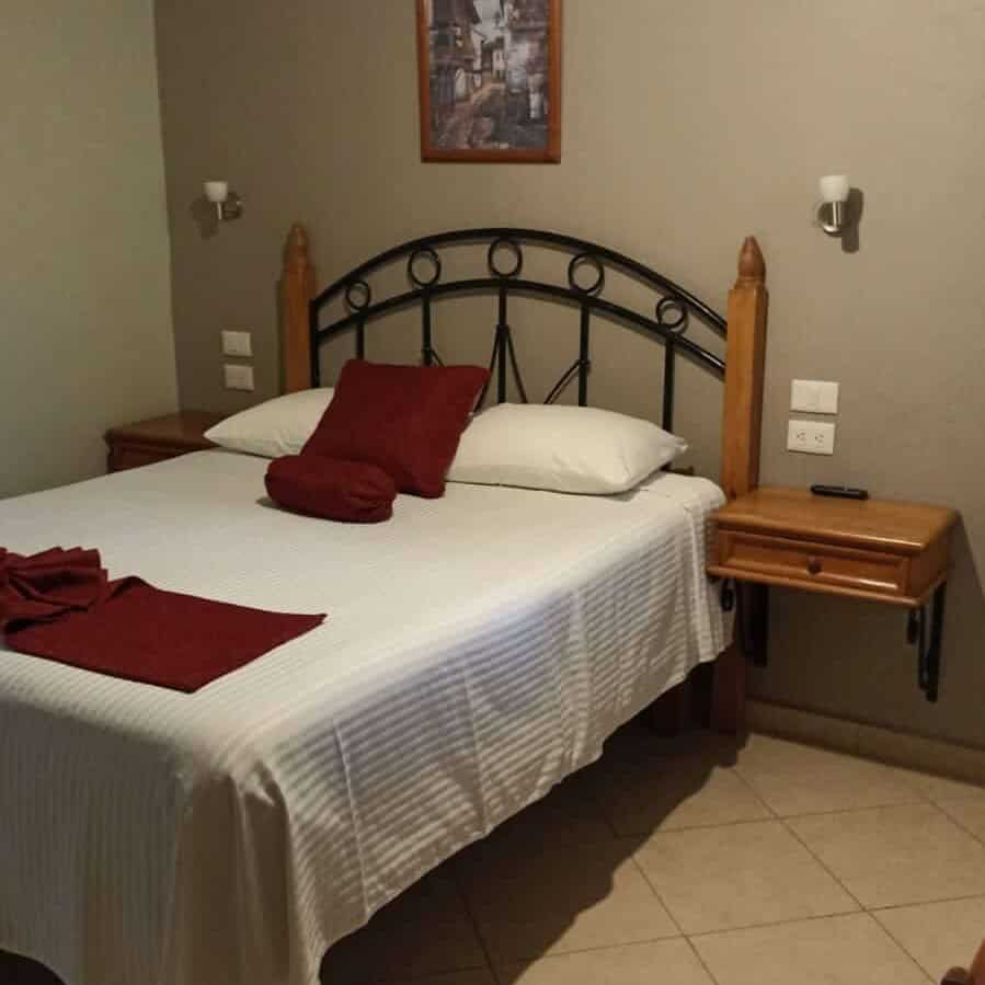 Habitación cómoda en Hotel San Ramon, Guanajuato, con cama doble y decoración sencilla.