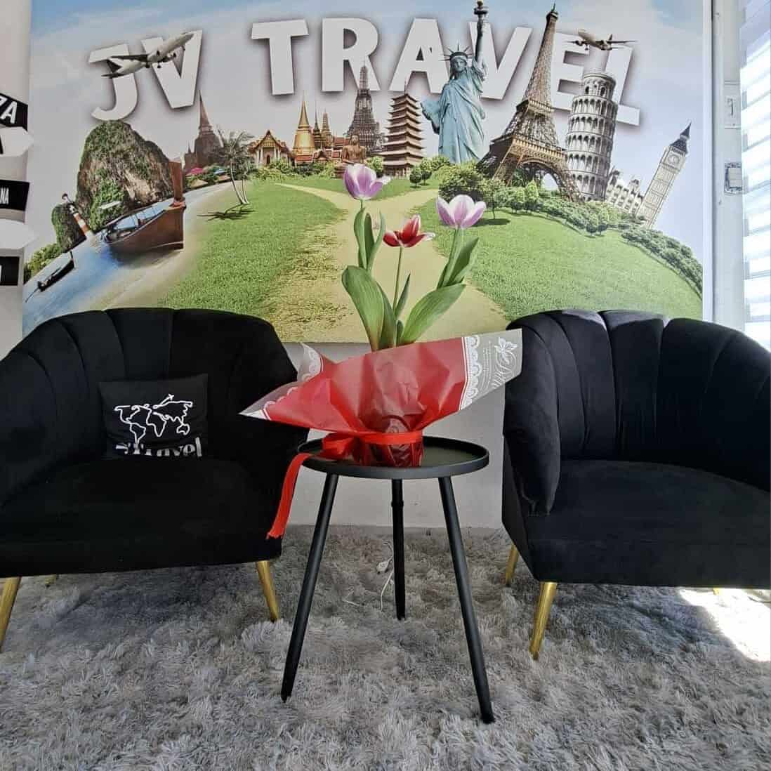 Rest area with flowers and armchairs at the Guanajuato tourism stand.