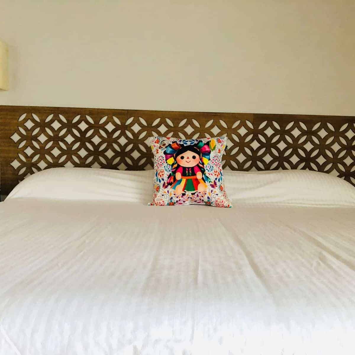 Habitación moderna en Hotel la Mansión, Guanajuato, con decoración elegante y cama cómoda.