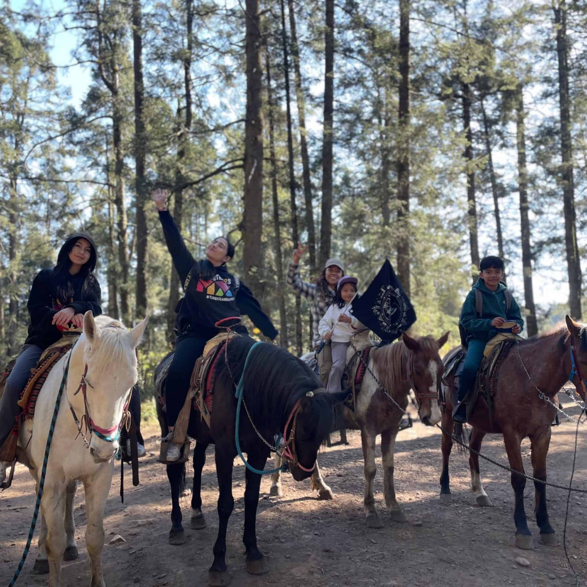 Paseo a caballo en un entorno natural rodeado de árboles en Guanajuato, ideal para turismo y activid.