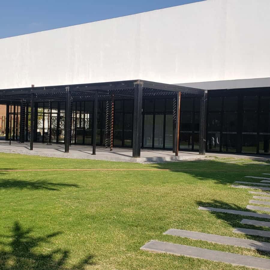 Cavas de Mendiola, arquitectura moderna en Guanajuato, enoturismo y degustación de vinos en un entor.