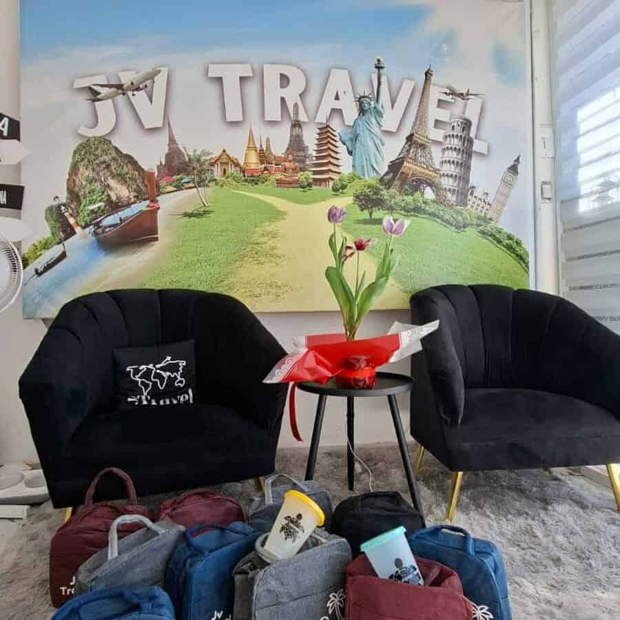 Jv Travel Welcome Space in Guanajuato, with sofas and tourist souvenirs.