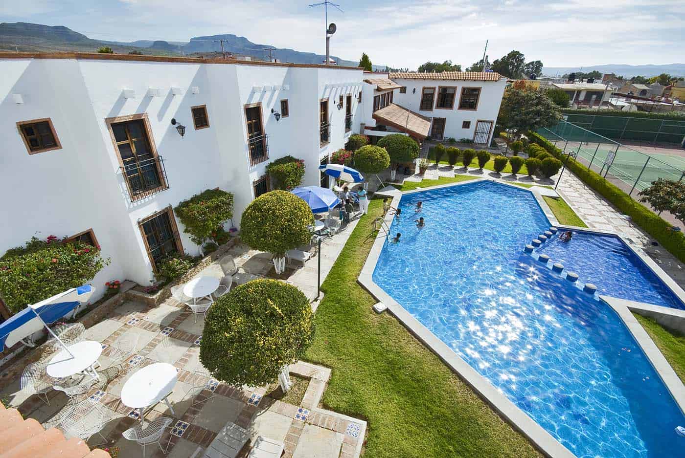 Piscina y &aacute;reas verdes en Hotel La Mansi&oacute;n, Guanajuato, turismo en M&eacute;xico.