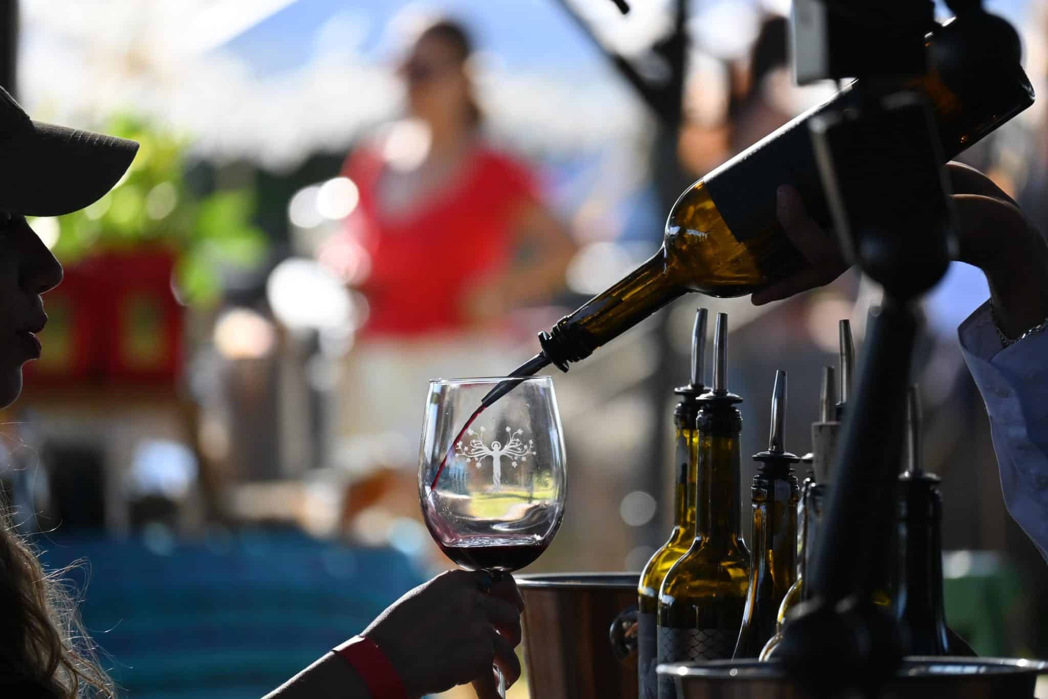Bebida de vino en evento de Bacchus 2026 en Guanajuato, M&eacute;xico.