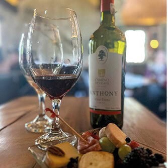 Vino tinto y tabla de quesos en restaurante de Guanajuato, México.