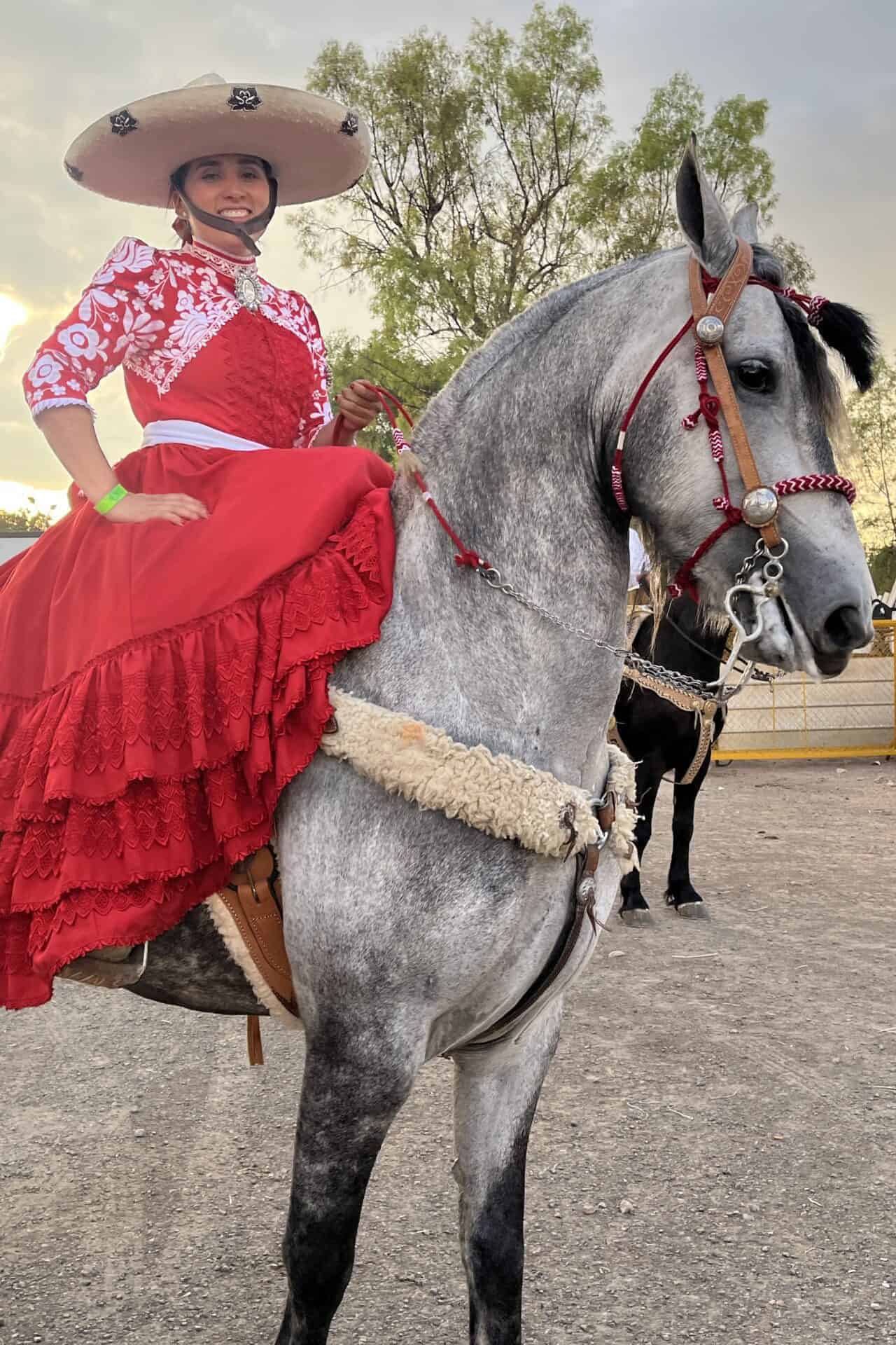 Caballista en Guanajuato con traje típico y sombrero grande.
