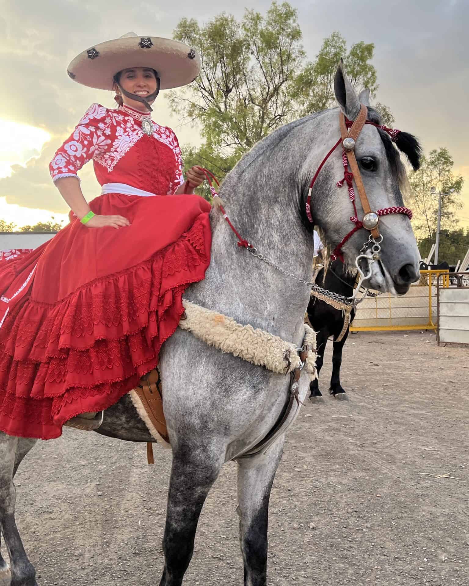 Caballista en Guanajuato con traje típico y sombrero grande.