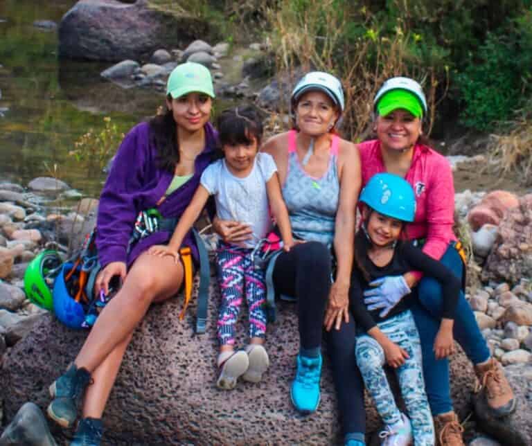 Grupo de mujeres y niñas disfrutando en la naturaleza en Guanajuato.