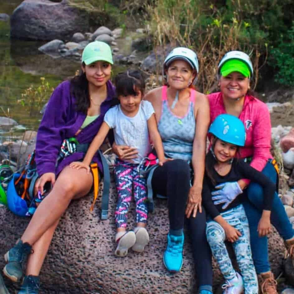 Grupo de mujeres y niñas disfrutando en la naturaleza en Guanajuato.