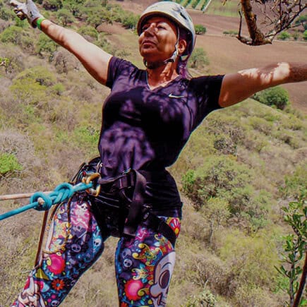 Mujer haciendo canopy en Guanajuato, turismo de aventura en Ecovalle Tours.