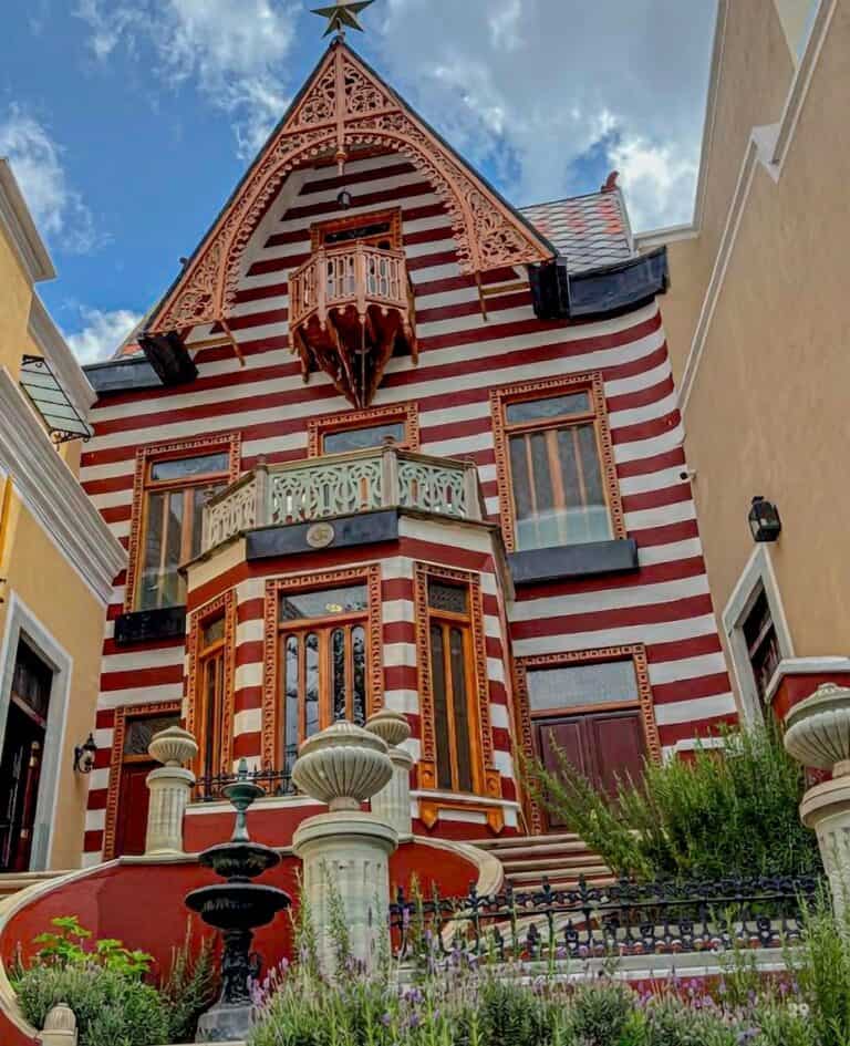 Casa de estilo victoriano con rayas rojas y blancas en Guanajuato.