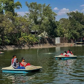 Personas paseando en lanchas en un lago del Parque Zoológico de Irapuato.
